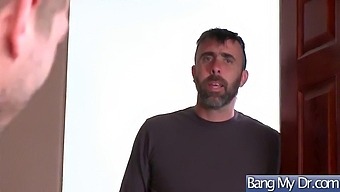 Доктор И Пацијент Се Упуштају У Врућу Сесију Секса (Видео 2).