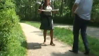 Холандска Домаћица Ужива У Сексу У Шуми Иза Леђа.
