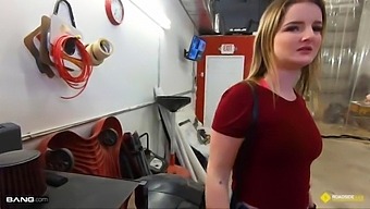 Прсата Плавуша Ради Руковање Механичару За Плаћање.