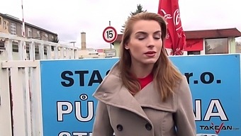 Такеван Видео Приказује Добро Обдареног Мушкарца Који Ејакулира На Стомак Своје Секретарице.