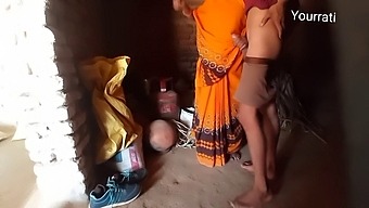 Bypars Intima Ögonblick Fångade På Kamera Med Explicita Närbilder Av Könsorgan Och Hindi-Röst