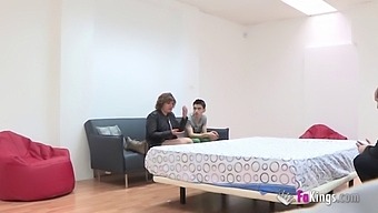 Европска Милф Пљуне На Курац Свог Мужа Пре Него Што Попуши.