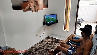 Пародијски Пар Гледа Још Једну Игру Пре Него Што Истражи Своје Жеље И Доживи Интензиван Анални Секс, Што Доводи До Врхунца Шприцања И Цумсхота Са Вагнињом, Виви Цапетинха И Огроом.
