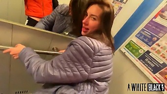 Мој Заводљиви Комшија Ме Је Ухватио У Близини Лифта И Имао Секс Са Мном На Путу Кући.