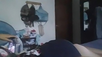Тајно Снимљен Видео Који Приказује Интимни Тренутак Маћехе Док Је Тата Одсутан.