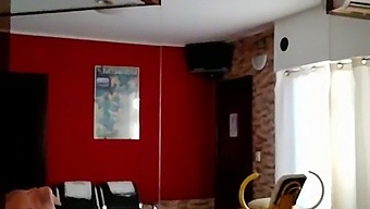 Тинејџерка Плаћа Странцу За Готовину Сексуалним Сусретом.