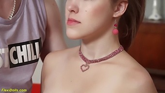 Интимното Време За Игра На Никол Мурковски С Млада Секс Кукла