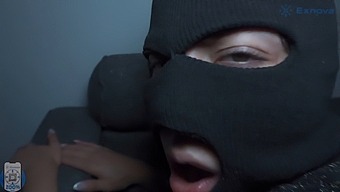 Аматерски Пар Има Секс Са Секси Уљезом У Свом Дому.