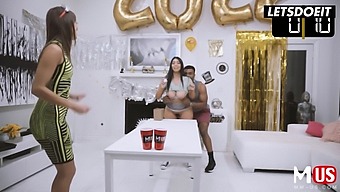 Busty Tonåring Violet Myers Firar Sin Födelsedag Med En Massiv Stor Svart Kuk